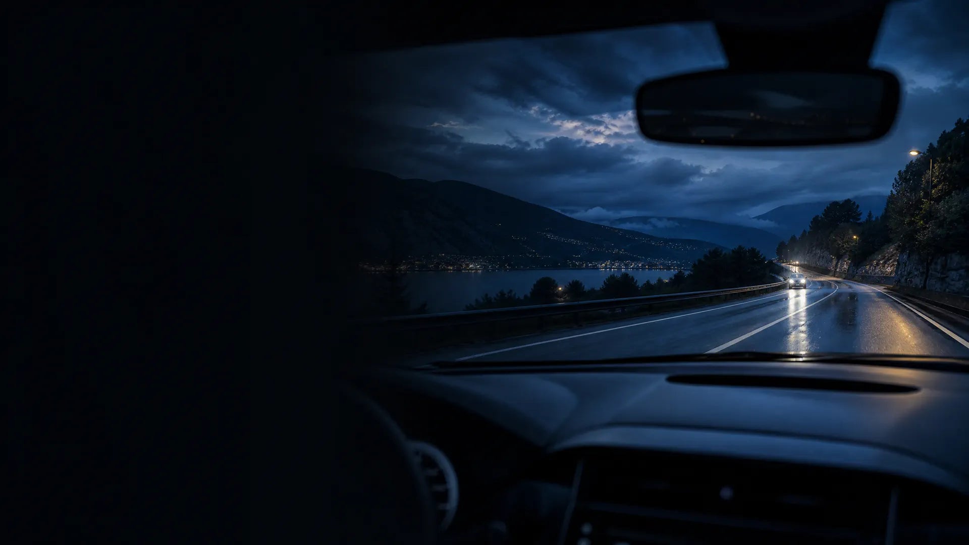 Route de montagne de nuit vue depuis un habitacle