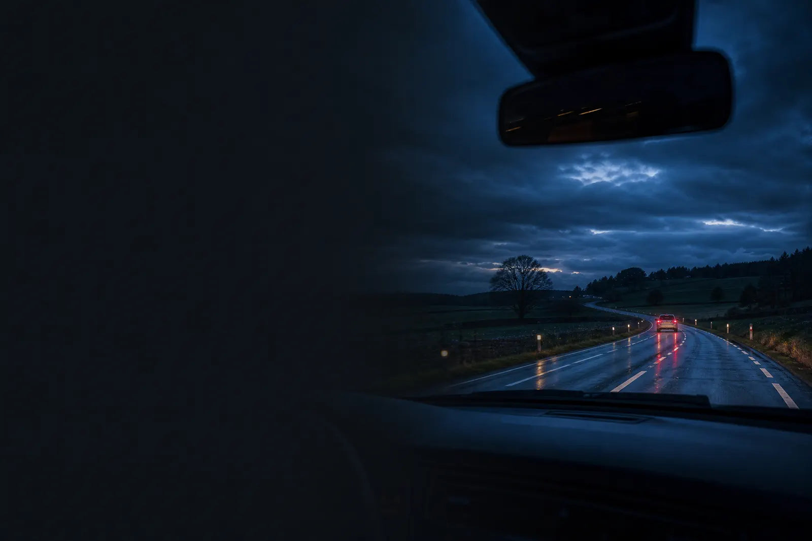 Route de nuit vue depuis un véhicule