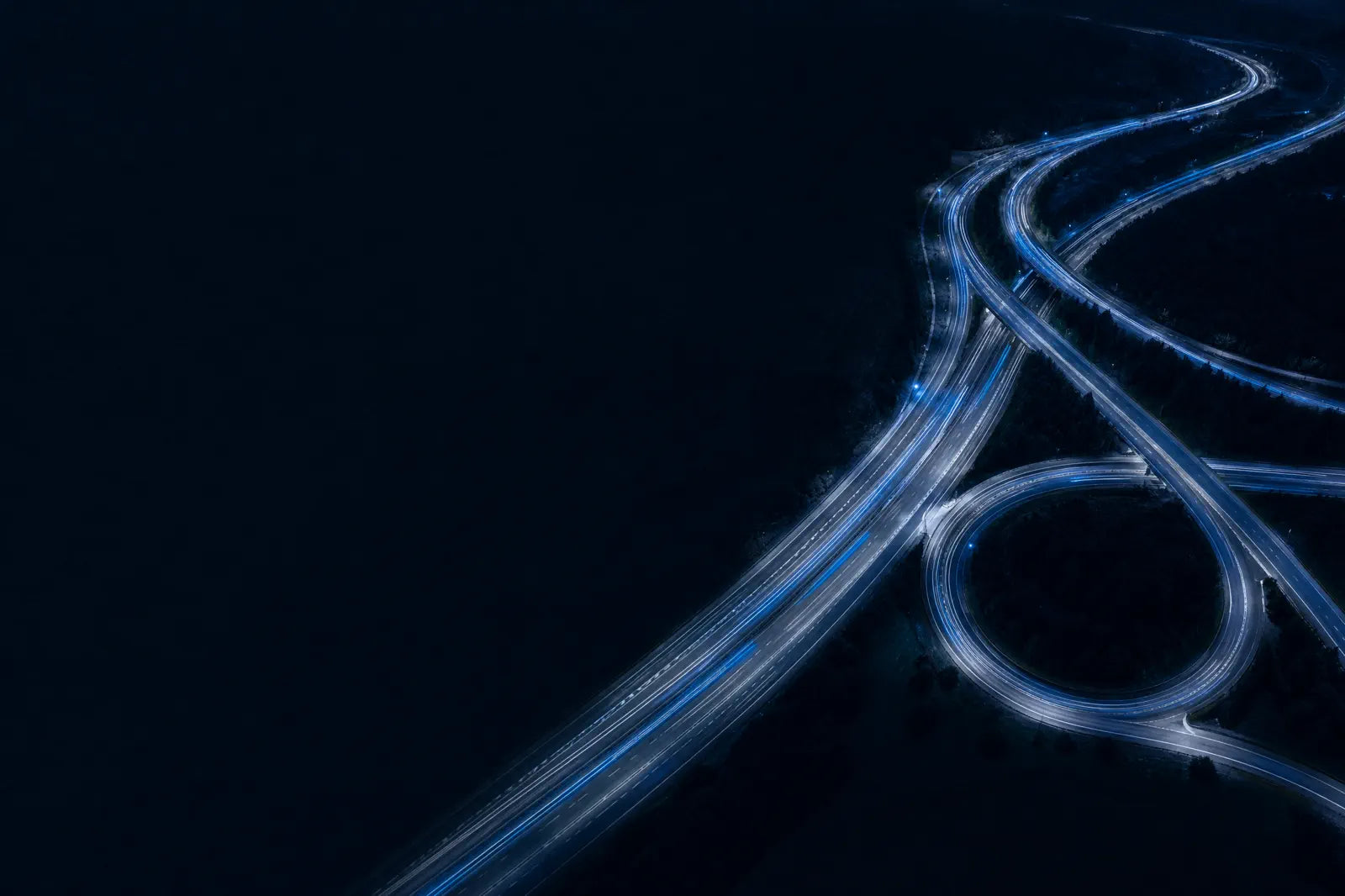 Vue aérienne de routes éclairées la nuit