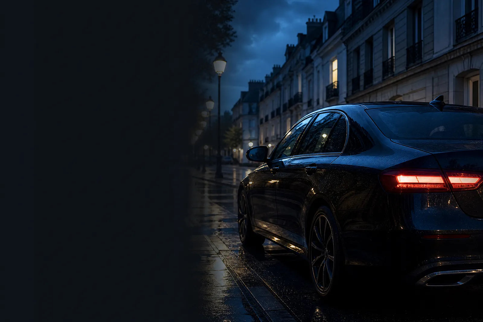 Voiture stationnée au crépuscule